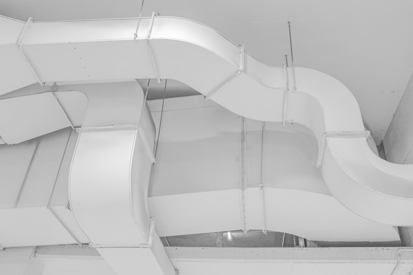 Gaines de ventilation et conduits CVC en plafond technique tertiaire
