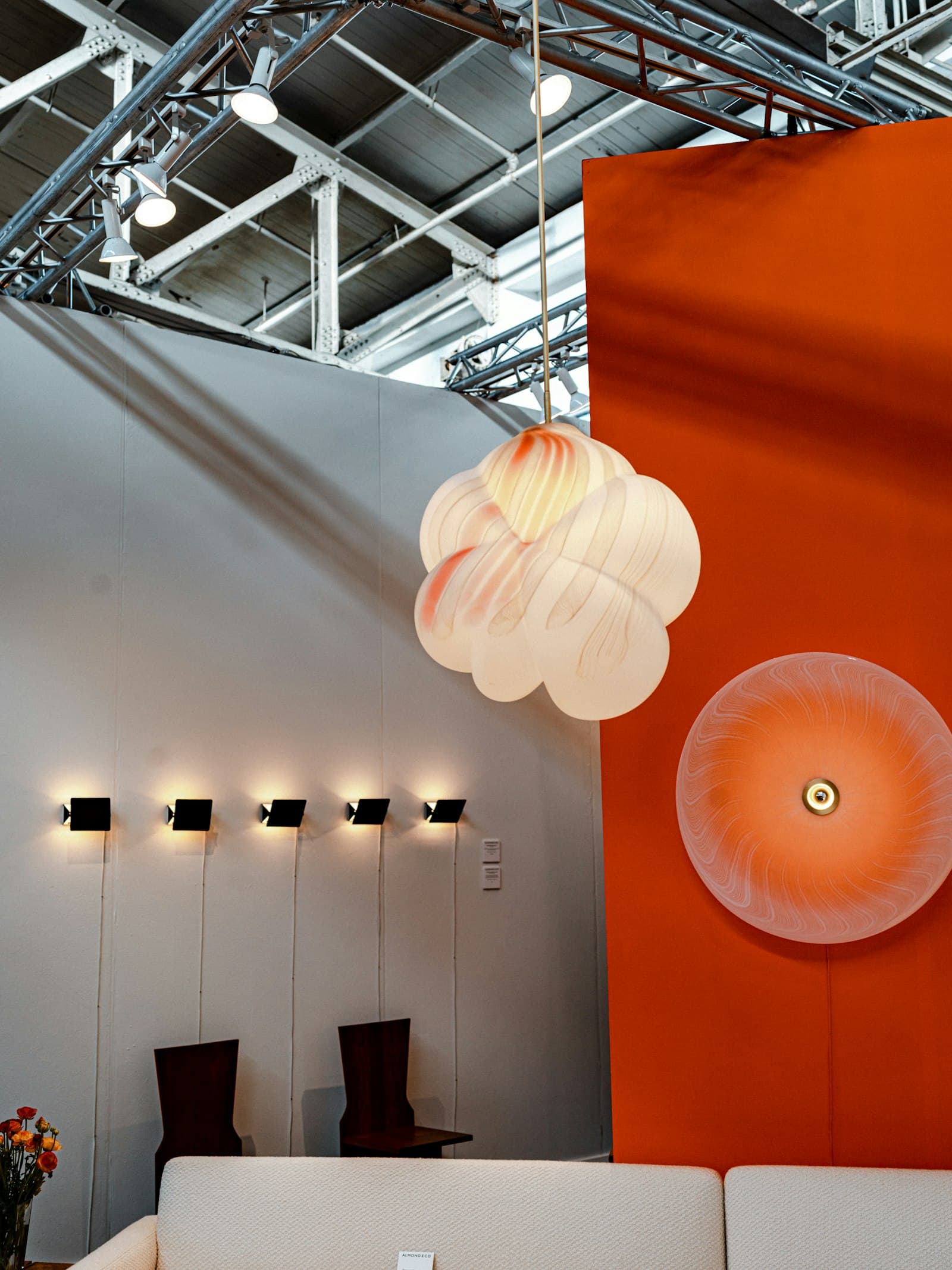 Luminaire LED suspendu design dans intérieur contemporain