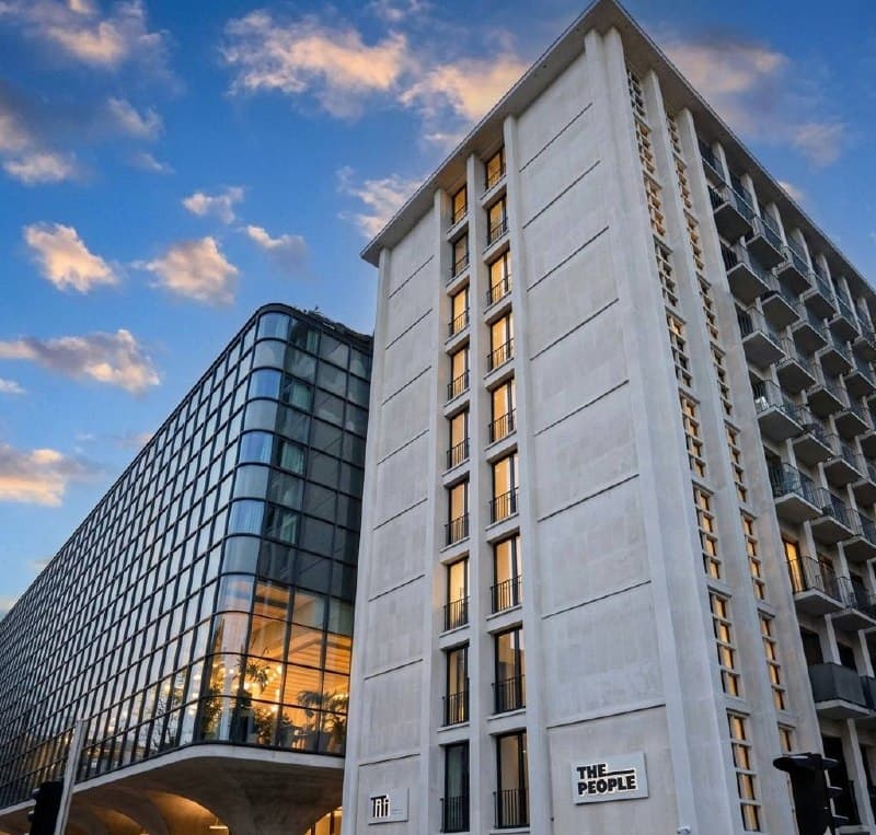 Façade d'hôtel parisien — maintenances planifiées multi-technique en régie