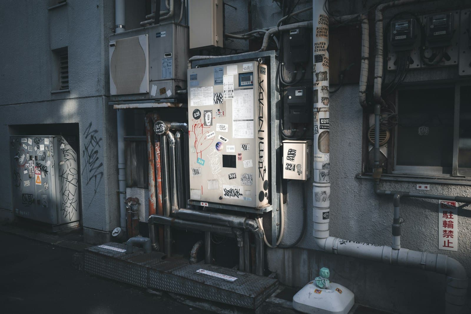 Armoire électrique TGBT avec câblage organisé et disjoncteurs de puissance